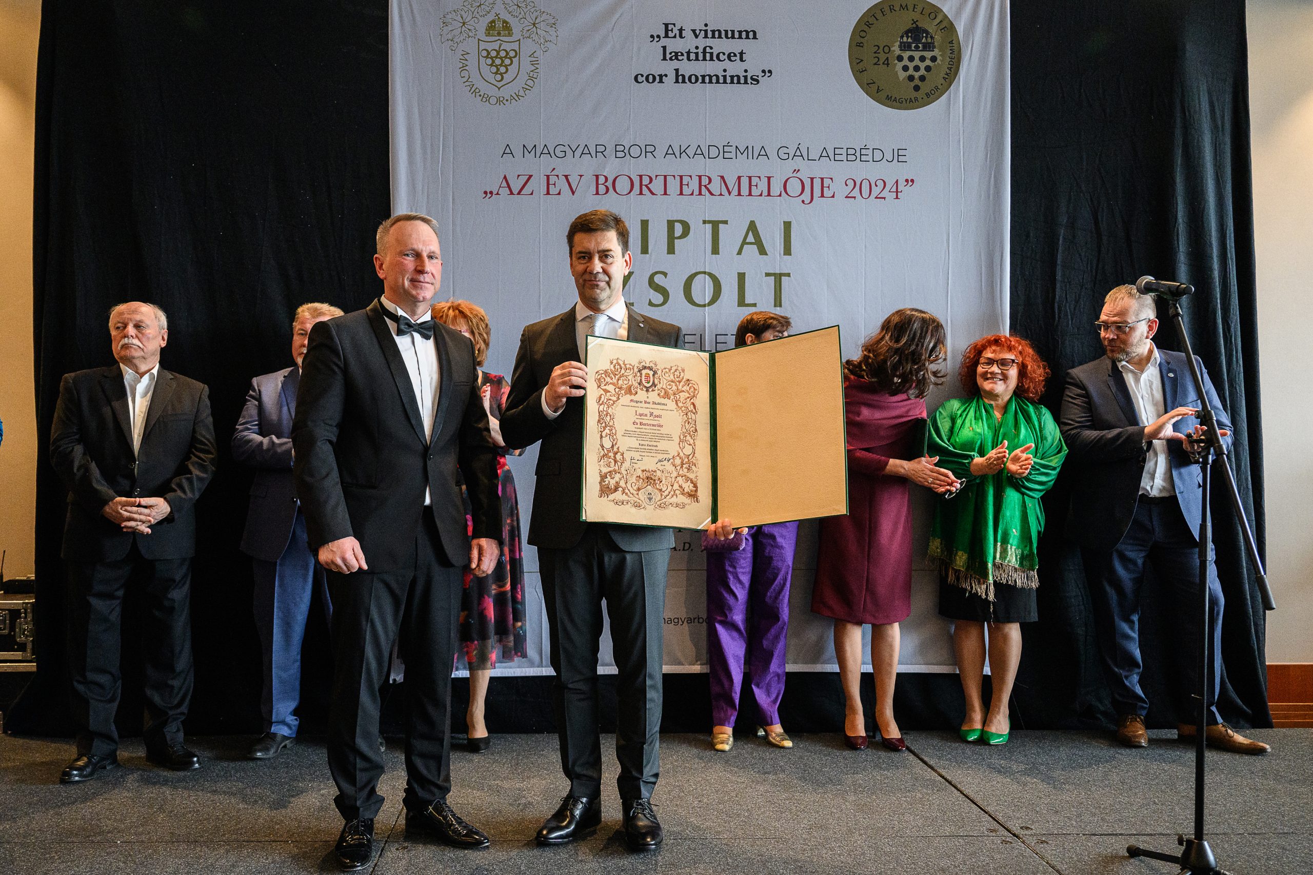 Ev Bortermeloje Zsolt es a dij scaled | Pannonhalmi Főapátság Pincészete
